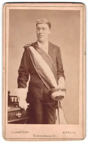 Fotografie J. Lawitzky, Berlin, Behrenstrasse 21, Student mit Tönnchen, Schärpe und Korbschläger
