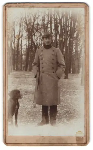 Fotografie unbekannter Fotograf und Ort, Franz Knittel, Leibjäger des Grafen von Nostitz auf dem Gutsgelände 1902