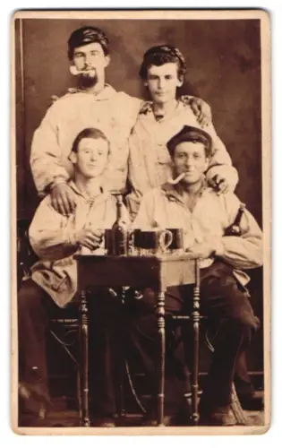 Fotografie J. Angelbeck, Cuxhaven, Friederich-Strasse, Gruppenaufnahme Marine-Angehörige mit Schwarzbiergläsern