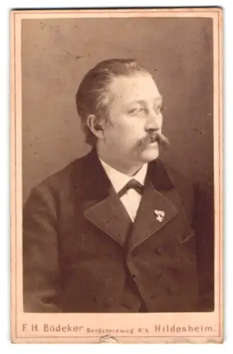 Fotografie F. H. Bödeker, Hildesheim, Bergsteinweg 8, Portrait Ernst von Wildenbruch, deutscher Schriftsteller