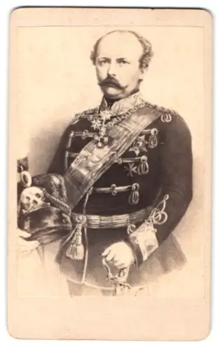 Fotografie Prinz Friedrich Karl von Preussen in Uniform mit Braunschweiger Husaren-Pelzmütze und Säbel