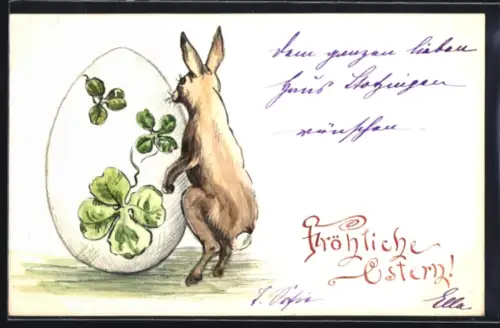 Künstler-AK Handgemalt: Osterhase steht vor einem mit Klee verzierten Ei