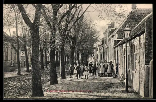 AK Midsland /Terschelling, Allee mit Kindergruppe, Strassenpartie