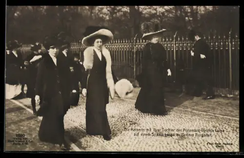AK Berlin, Die Kaiserin mit ihrer Tochter Prinzessin Victoria Luise auf einem Spaziergang im Tiergarten