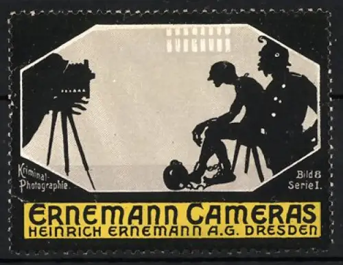 Reklamemarke Dresden, Heinrich Ernemann AG., Ernemann Cameras, Mann mit Beinfessel neben Soldat