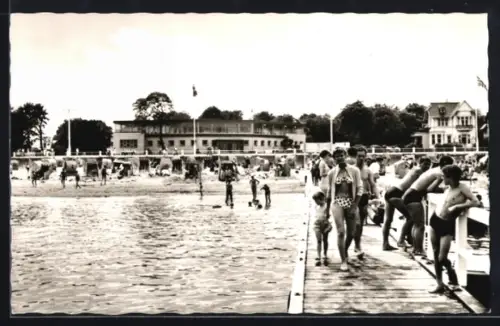AK Travemünde, Ostseeheilbad, Strandpartie und Frau im Bikini