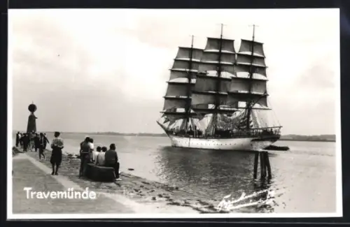 AK Travemünde, Blick vom Strand auf ein Segelschiff