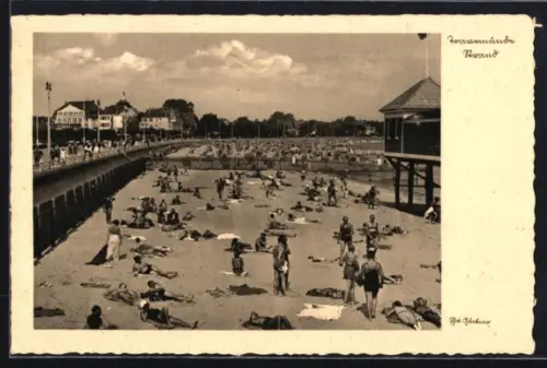 AK Travemünde, Strand mit Männern im Badeanzug