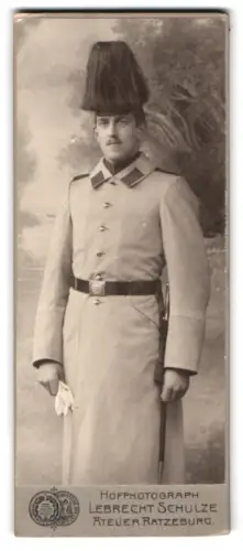 Fotografie Leberecht Schulze, Ratzeburg, Soldat Friedrich Schlüter in Mantel mit Paradehelm und Bajonett