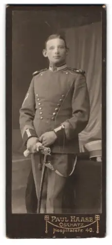 Fotografie Paul Haase, Oschatz, Hospitalstr. 40, Garde-Ulan in Uniform mit Schirmmütze und Säbel