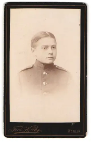 Fotografie Ferd. Hechy, Berlin, Steglitzer-Str. 61, Kadett in Uniform