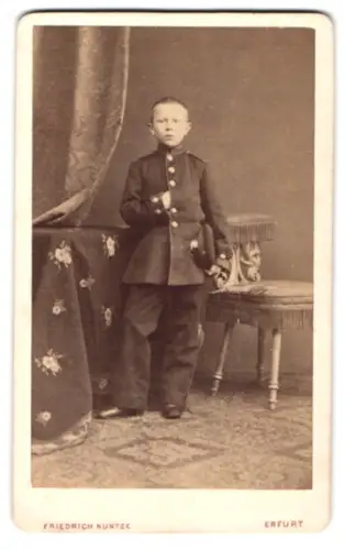 Fotografie Friedrich Kuntze, Erfurt, Anger 1698, Kadett in Uniform mit Schirmmütze