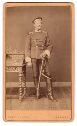 Fotografie Ernst Alpers, Hannover, Langelaube 25, Unteroffizier der Ulanen in Uniform mit Krätzchen und Säbel