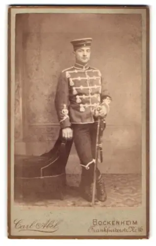 Fotografie Carl Abel, Bockenheim, Frankfurterstr. 16, Husar in Attila mit Krätzchen und Säbel