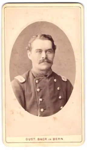 Fotografie Gust. Baer, Bern, Laupenstrasse 171a, Schweizer Soldat in Uniform