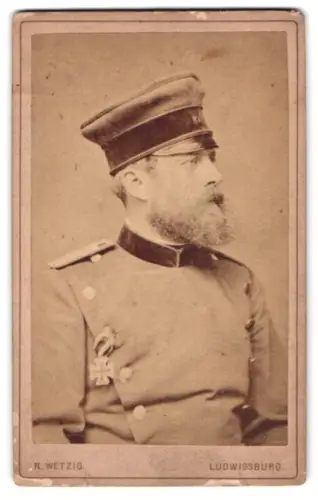 Fotografie R. Wetzig, Ludwigsburg, Stuttgarter Str. 10, Offizier im Überrock mit Schirmmütze und EK II 1870