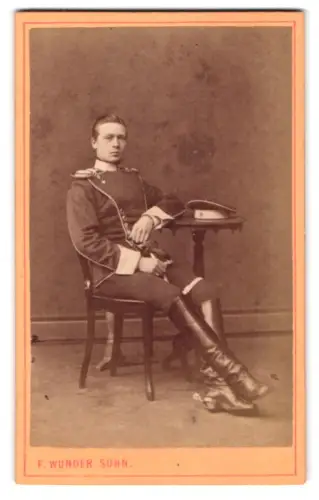 Fotografie F. Wunder Sohn, Hannover, Schiller-Str. 24, Ulan in Uniform mit Krätzchen und Säbel