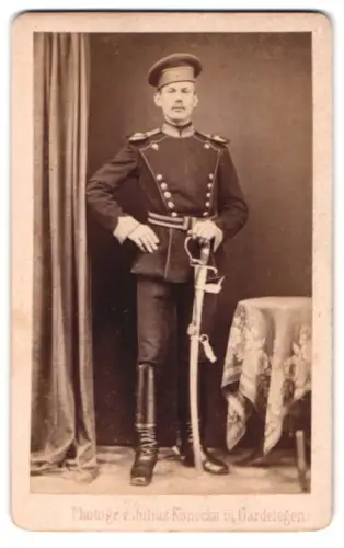 Fotografie Julius Könecke, Gardelegen, Gefreiter der Ulanen in Uniform mit Krätzchen und Säbel