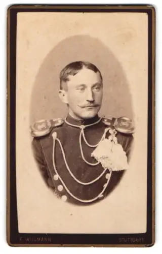Fotografie F. Willmann, Stuttgart, Marien-Strasse 36, Ulanen-Unteroffizier in Uniform mit Epauletten und Paraderabatte
