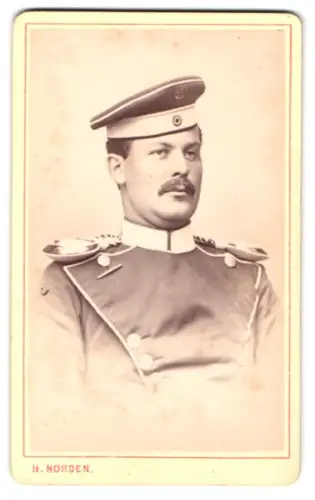 Fotografie H. Norden, Hamburg, Jungfernstieg 14, Einjährig-Freiwilliger Ulan in Uniform mit Krätzchen