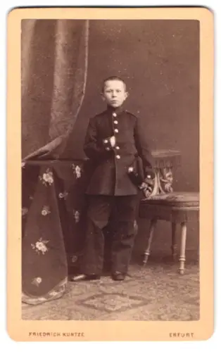 Fotografie Friedrich Kuntze, Erfurt, Anger 1698, Kadett in Uniform mit Schirmmütze