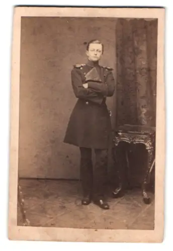 Fotografie C. Pohlmann, Magdeburg, Offizier im Überrock mit Degen