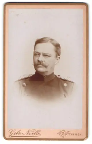Fotografie Gebr. Nolle, Göttingen, Kurze-Strasse 5a, Oberstleutnant im Überrock