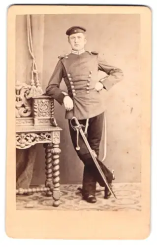 Fotografie Theodor Haertel, Potsdam, Charlotten-Str. 25, Einjährig-Freiwilliger Garde-UIan mit Krätzchen und Säbel