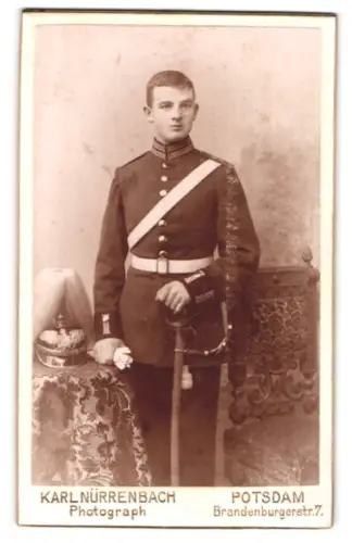 Fotografie Karl Nürrenbach, Potsdam, Brandenburgerstr. 7, Garde-Soldat in Uniform mit Paradehelm und Säbel