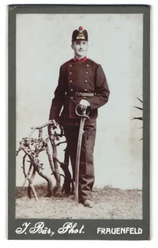 Fotografie J. Bär, Frauenfeld, Schweizer Soldat vom Bataillon 38 in Uniform mit Tschako und Säbel
