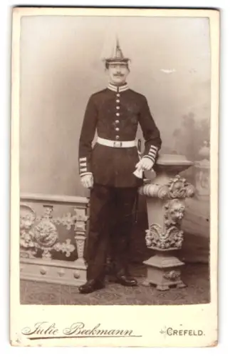 Fotografie Julie Beckmann, Crefeld, Marktstrasse 54, Garde-Soldat in Uniform mit Paradehelm und Bajonett