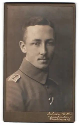 Fotografie Gebr. Gollas, Saarbrücken, Kanalstr. 19, Oberleutnant in Feldgrau Uniform mit Band zum EK II 1914