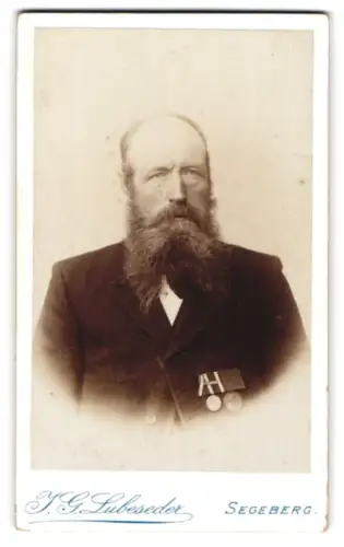 Fotografie J. G. Lubeseder, Segeberg, Kirchstr. 34, Veteran mit KDM 1870/71 und Gefechtsspange Gravelotte-St. Privat