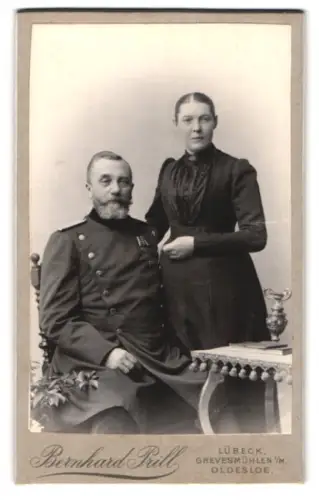 Fotografie Bernhard Prill, Lübeck, Breitestrasse 97, Offizier im Überrock, Kriegsdenkmünze 1870/71 m. 4 Gefechtsspangen