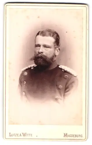 Fotografie Lutze & Witte, Magdeburg, Breite Weg Ecke Schul-Str., Major im Überrock