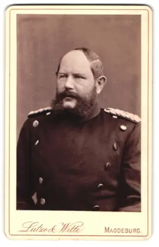 Fotografie Lutze & Witte, Magdeburg, Breite Weg Ecke Schul-Str., Major im Überrock