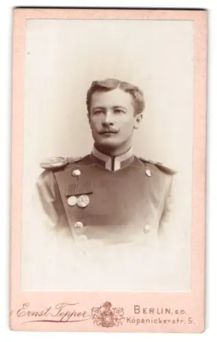 Fotografie Ernst Tepper, Berlin, Köpenickerstr. 5, Uffz. der Ulanen Wilhelm Voigt in Uniform mit Centenar-Medaille