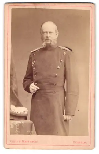 Fotografie Fritz Meycke, Köln, Schildergasse 66, Offizier im Überrock mit Schirmmütze und Band zum EK II 1870