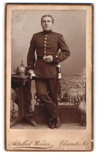 Fotografie Adalbert Werner, München, Elisenstr. 7, Bayerischer Soldat in Uniform mit Pickelhaube und Bajonett