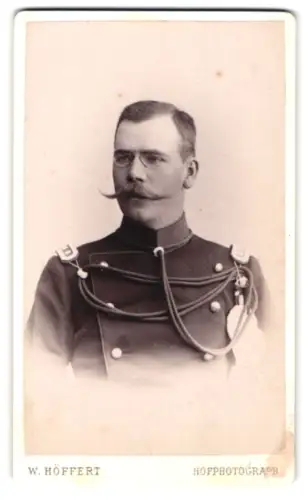 Fotografie W. Höffert, Berlin, Leipziger Platz 12, Schweizer Offizier in Uniform mit Paraderabatte, 1894