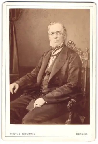 Fotografie Benque & Kindermann, Hamburg, Grosse Bleichen 30, Herr im Anzug mit Rotem Adlerorden am Halsband