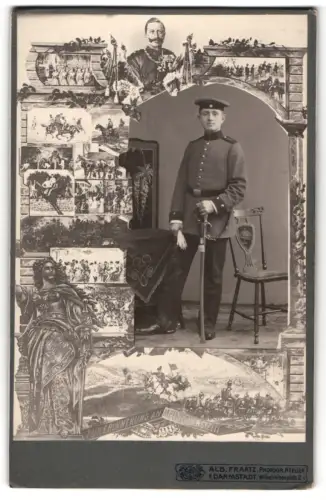 Fotografie Alb. Fraatz, Darmstadt, Wilhelminenplatz 12, Soldat in Uniform mit Krätzchen und Säbel
