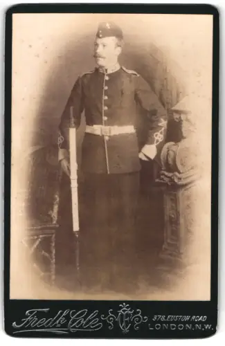 Fotografie Fred. Cole, London, Euston Road 378, britischer Soldat in Uniform mit Gewehr