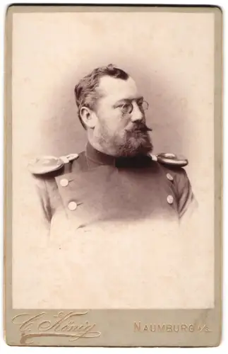 Fotografie C. König, Naumburg a. S., Offizier im Überrock