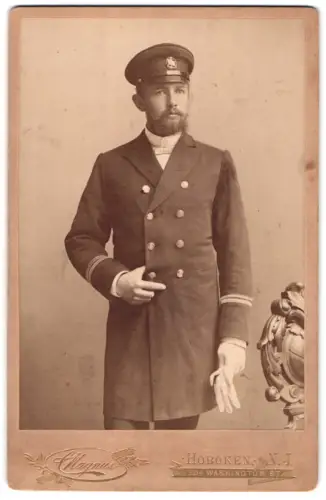 Fotografie Magnus Art Studio, Hoboken, Washington St. 204, U.S.-amerikan. Schiffsoffizier in Uniform mit Schirmmütze