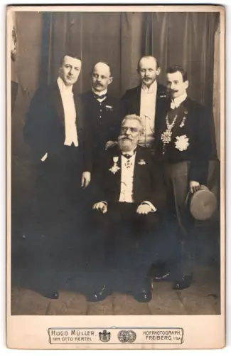 Fotografie Hugo Müller, Freiberg i. Sa., Herrengesellschaft mit Halsorden und Bruststernen