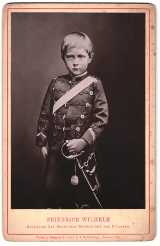 Fotografie Römmler & Jonas, Dresden, Kronprinz Friedrich Wilhelm von Preussen in Husaren-Uniform mit Säbel