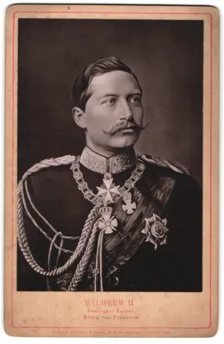 Fotografie Kaiser Wilhelm II. in Uniform mit Pour le Merite, Hohenzollernschem Hausorden und Bruststern