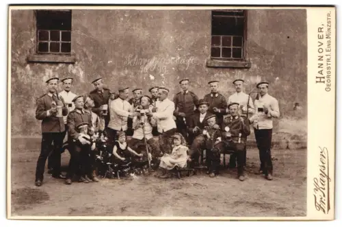 Fotografie Fr. Kayser, Hannover, Georgstr. 1, Ansicht Hannover, Gruppenaufnahme Soldaten mit Reservistenkrügen