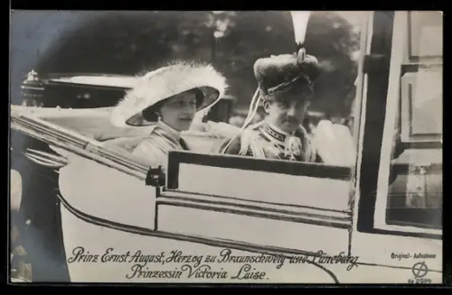 AK Prinz Ernst August, Herzog zu Braunschweig und Lüneburg, Prinzessin Victoria Luise im Auto sitzend